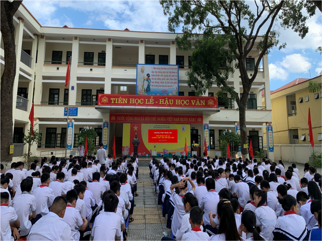 Thầy và trò trường THCS Trung Mầu tham dự buổi phát động hưởng ứng Tuần lễ học tập suốt đời.